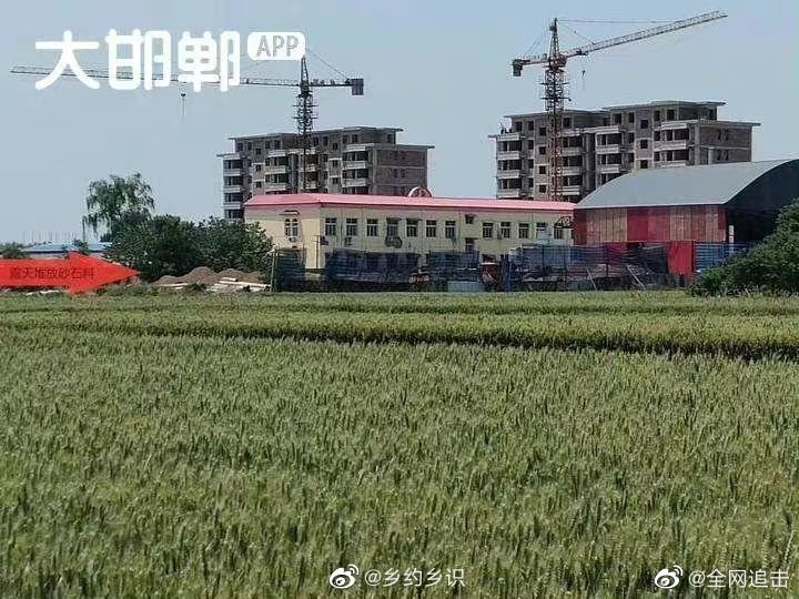 网曝魏县回隆建材厂砂石料未苫盖扬尘污染谁来管