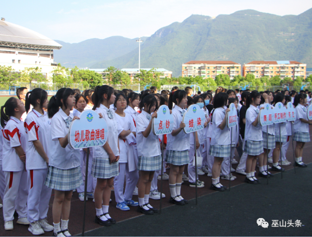 5月23日,巫山二中初中部近200名初三学生走进巫山职教中心开展职业