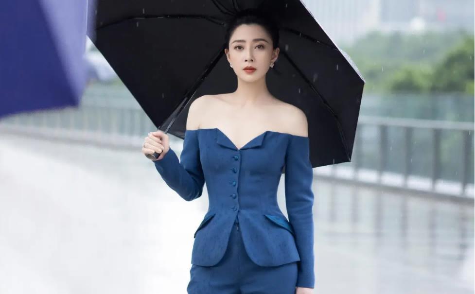 她自己的身材管理依然到位,42岁的殷桃在社交媒体晒出自己的泳装照