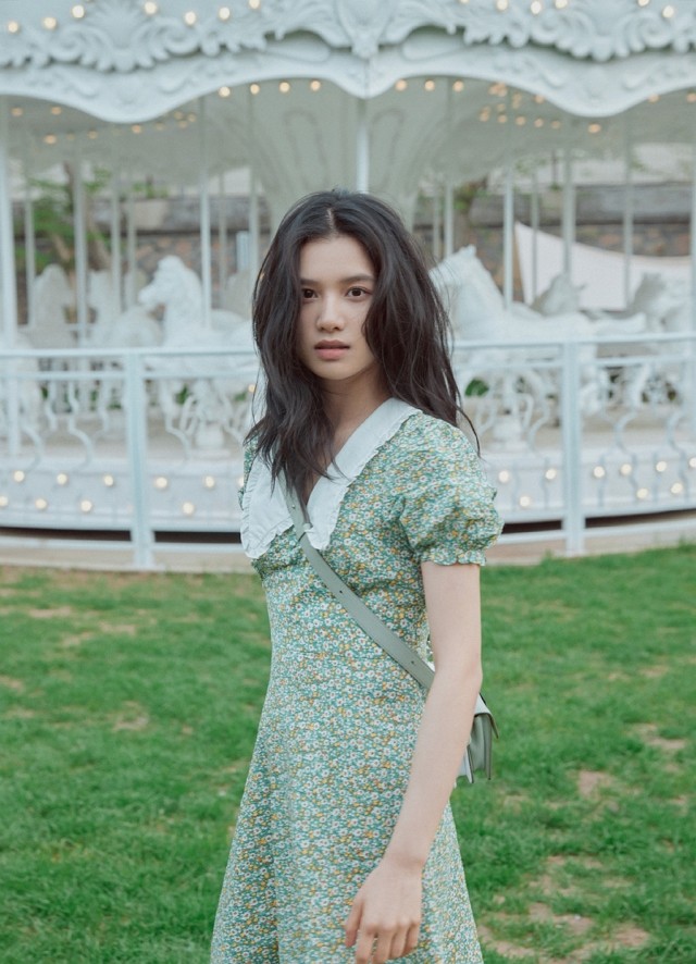 张婧仪晒氛围美照,碎花短裙配白开水妆容,皮肤吹弹可破太想捏
