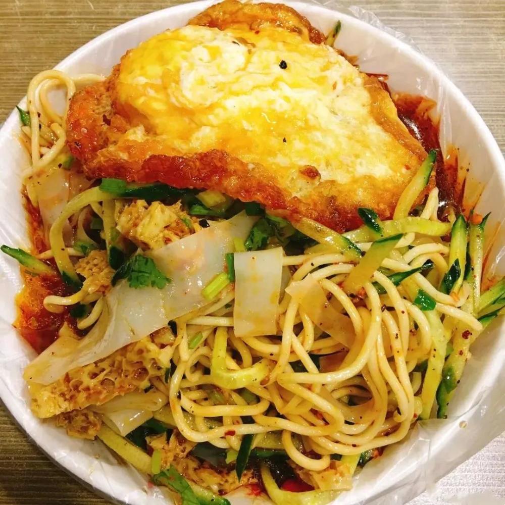 鸡蛋凉面,美味营养又凉爽,看着就香!