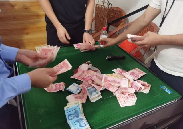 将正在利用扑克牌,通过"三公"方式进行聚众赌博的25名涉赌人员抓获,并