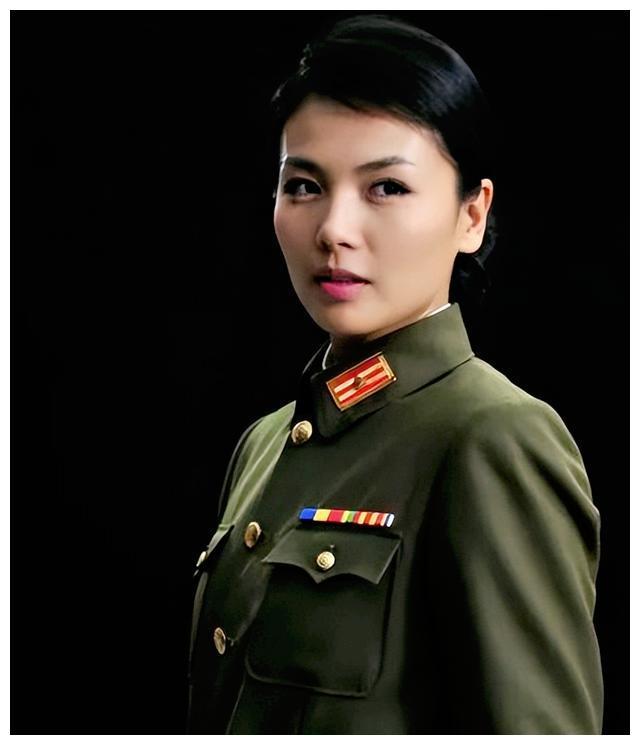 同样是军装照把林志玲和殷桃等女星放在一起看差别出来了