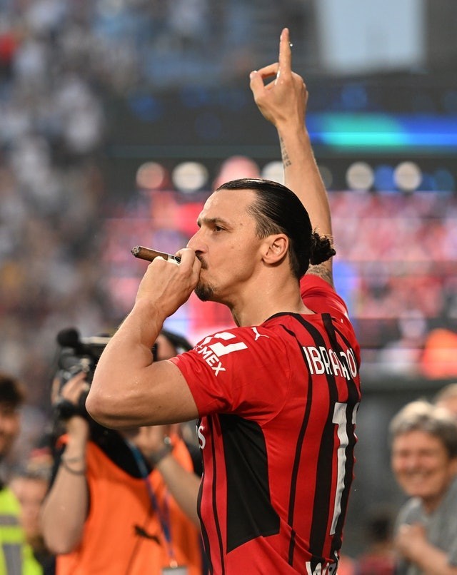 伊布捧杯霸气外露感谢经纪人拉伊奥拉说服他重返ac米兰