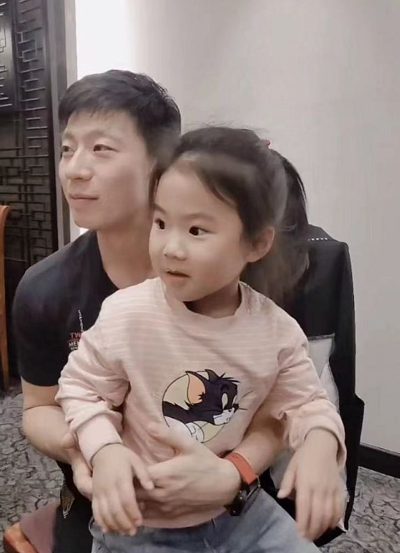 可怜父母心!王楠趴在球桌下,跪地指导女儿,教练:咋又见眼泪?