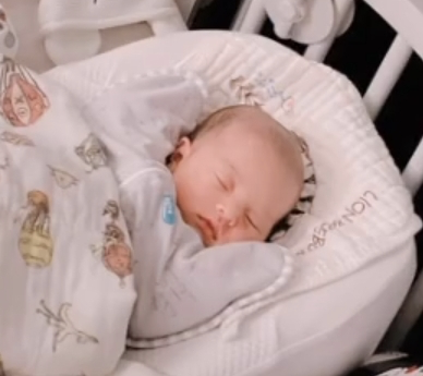 昆凌再晒三胎女儿高清正脸,小公主混血儿特征越发明显,棕色头发随妈妈