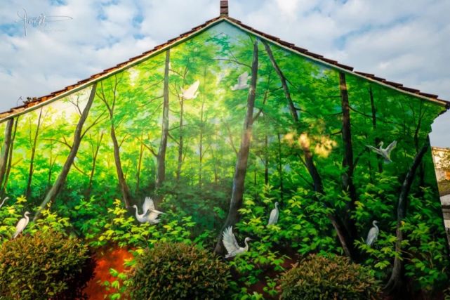 但是,当路过这些大幅的"墙绘作品",看到栩栩如生甚至毫发毕现的树林和