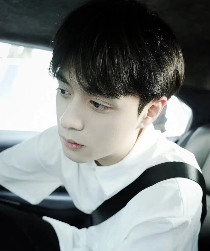 知名网红陈逸泽被曝出轨千万大v,疑主动邀约数位女生一起游玩