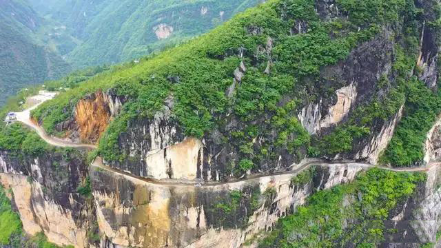 这条公路建成前,从兰英村到巫溪县城需要两天时间,因此很多人可能一