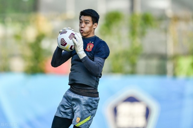 韦世豪,严鼎皓以及刘世博刚好占据了球队前,中,后三个重要位置