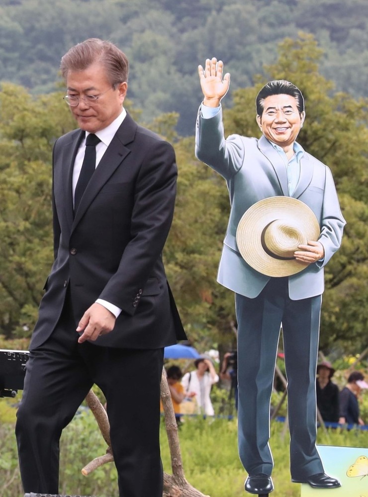 文在寅出席挚友卢武铉悼念仪式留言想念你