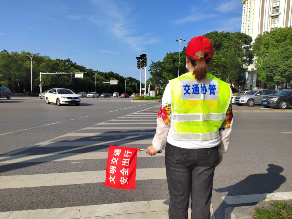 咸宁城区交通劝导员上岗啦来看他们要做哪些事