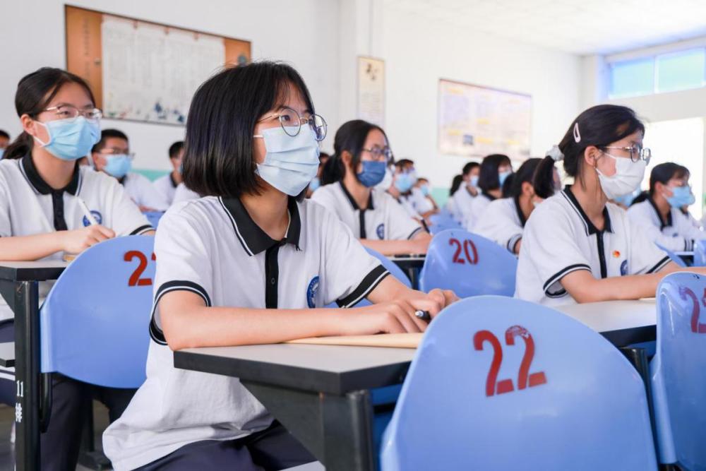 中山大学校长高松云南凤庆一中开讲为中学生打开奇妙化学世界