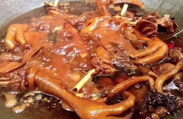 南卤和北卤的区别尤其是一些有年份的"老卤水",价格更是不菲,一些大型