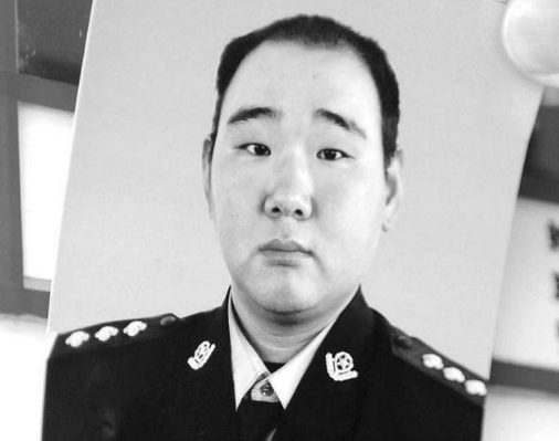 2011年大連32歲交警被人當街打死,打人者有權有勢,結局如何?