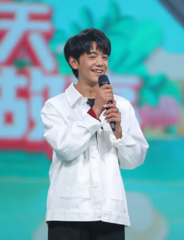 丁真登上天天向上,居然是以主持人的身份,主持首秀令人失望_腾讯新闻