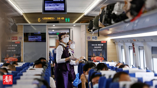 5月23日,上海客运段高铁四车队g8294次列车长沈乔与途径站台上的值班