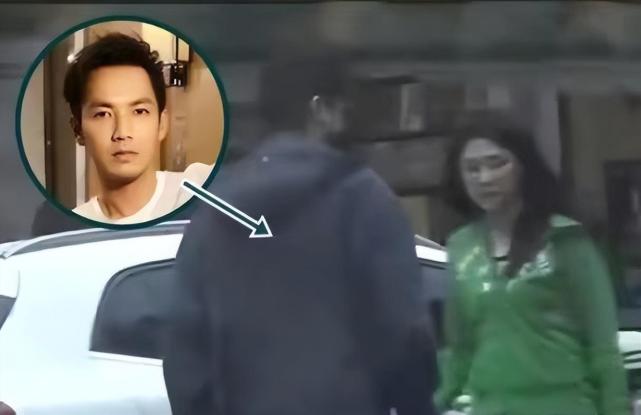 钟汉良隐婚妻子疑露面!长发披肩身材高挑,男神还贴心为其打伞