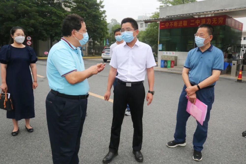 張浩龍(右二)專題調研2022年我區高考備考工作張浩龍強調高考是