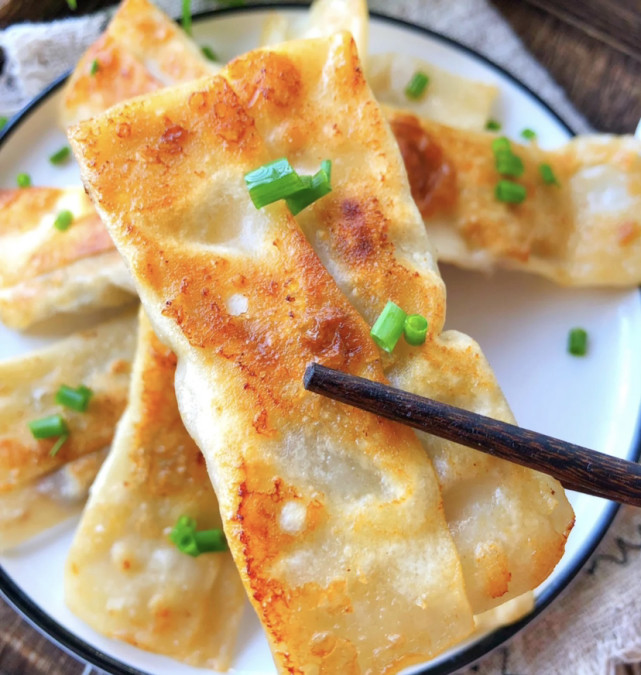用混沌皮做"锅贴"真简单!咬上一口,酥酥脆脆比早餐店还好吃!