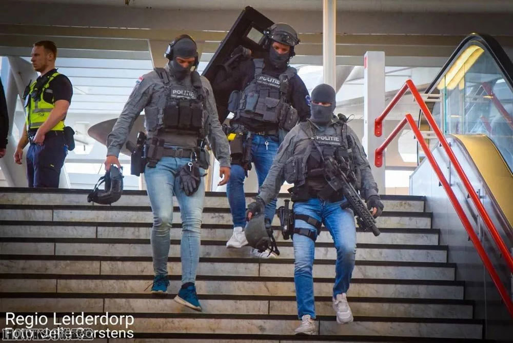 荷兰特警紧急出动封锁莱顿火车站抓获嫌疑人装备精良引起围观