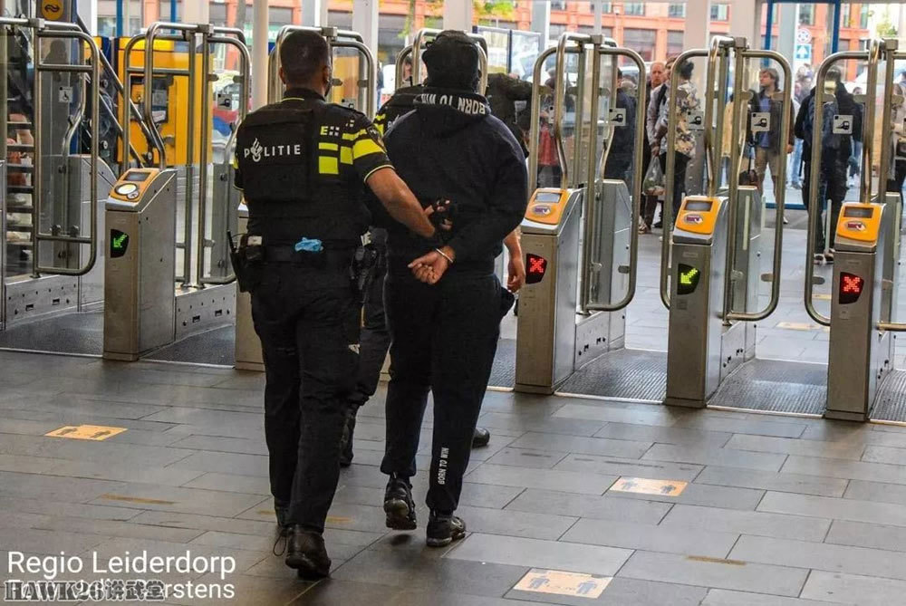 荷兰特警紧急出动封锁莱顿火车站抓获嫌疑人装备精良引起围观