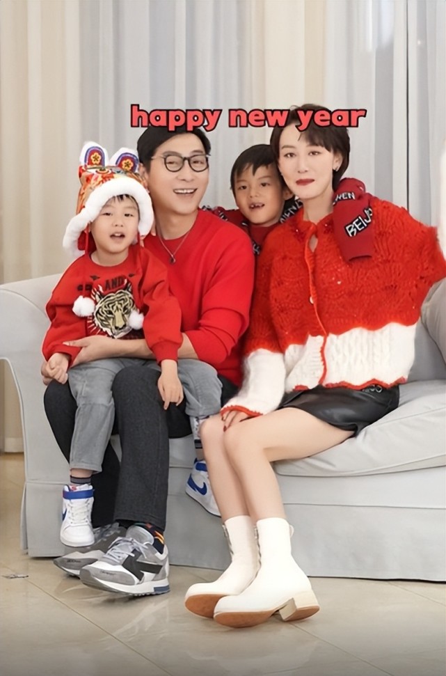 郭晓敏穿紧身吊带秀身材!胳膊白嫩腰肢纤细,戴大金链好生富贵