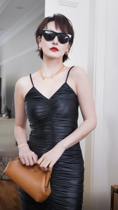 郭晓敏穿紧身吊带秀身材胳膊白嫩腰肢纤细戴大金链好生富贵