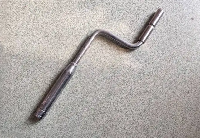 说起来好笑,那就是个摇把,就像现在的一些拖拉机或者是电锯,拉一下