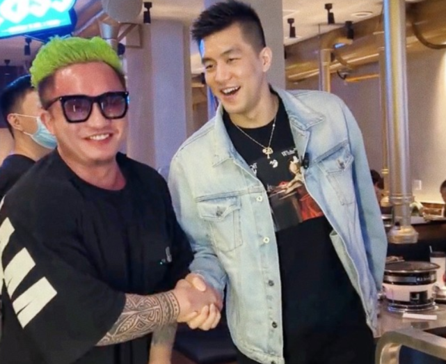 李二狗在社交媒体上晒出一段美食探店视频,并写道:我不足一米六实锤了