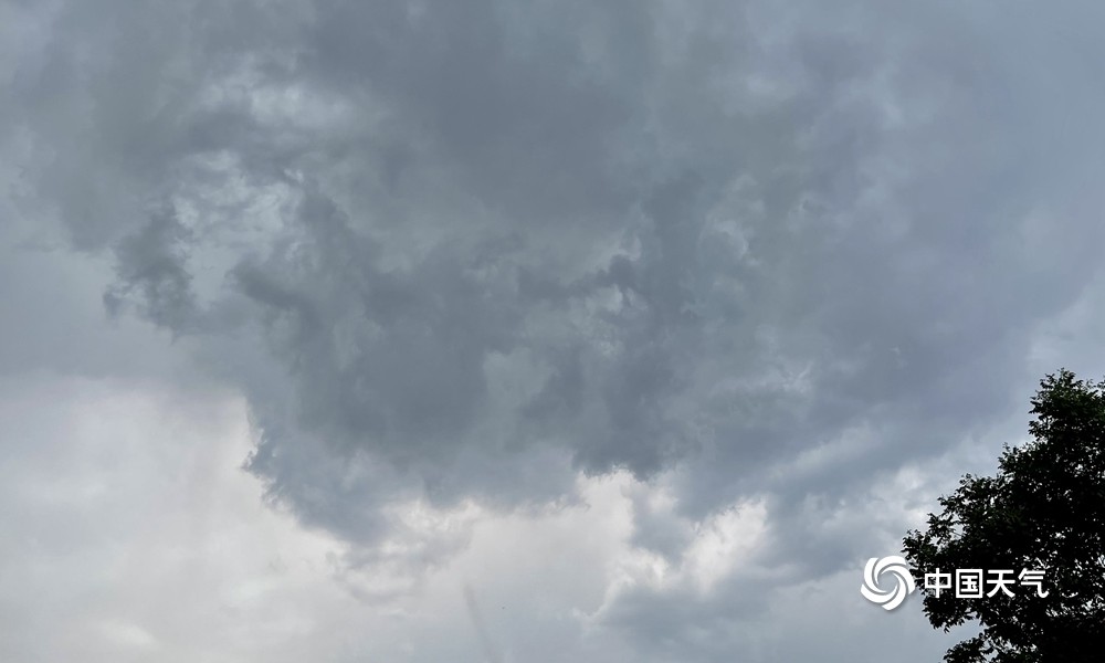 1/5中国天气网讯 今天(5月24日)下午15时左右,北京延庆天空乌云密布