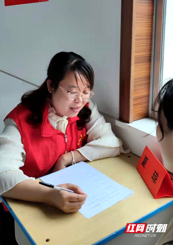 活动结束,来自西直街小学的志愿者何亚娟老师说:"看到前来咨询的高三