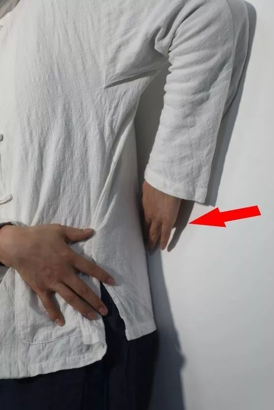 后腰贴紧墙,没有任何缝隙正确姿势:错误姿势:67这样就是一个完整的