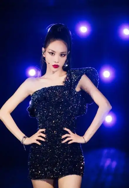 一直到上了《浪姐1》,王霏霏凭借过硬的实力,收获