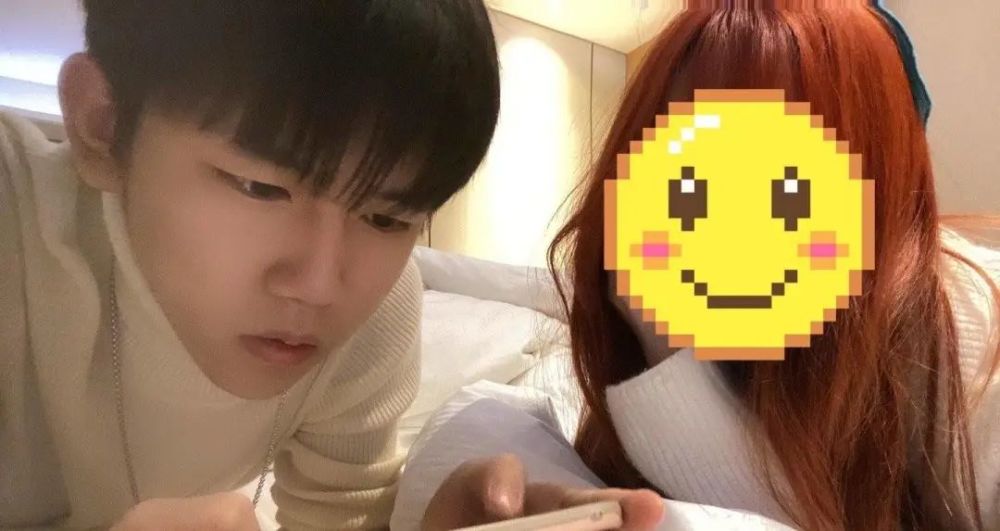 与女子街头拥吻的视频,两人一同从火锅店走出来,同行的还有张九龄