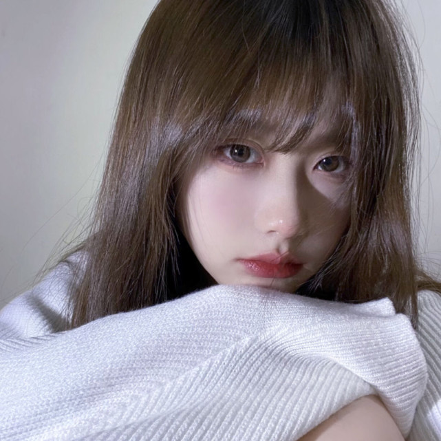 2022年最火女生微信头像慵懒偏冷淡风