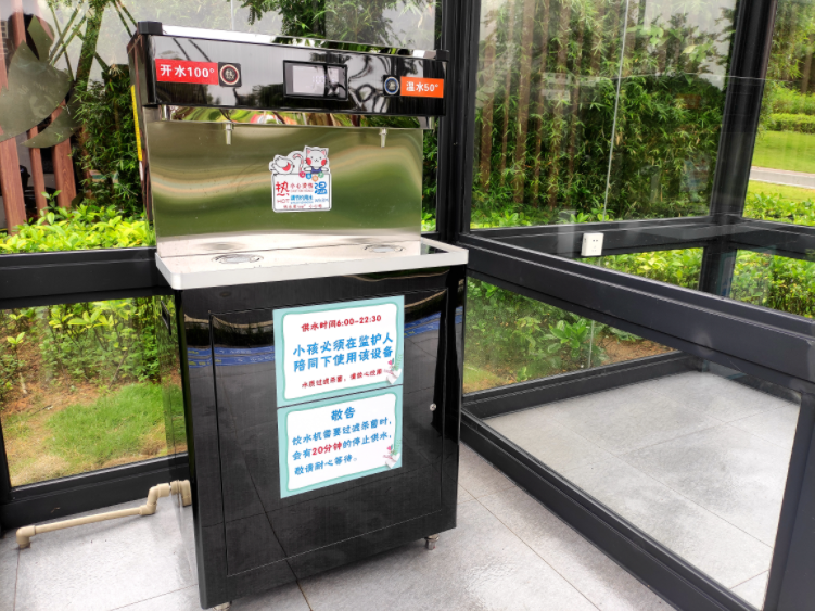 亭内有一崭新的直饮水设备,设备屏幕上显示当前水温和水位,机身有提供