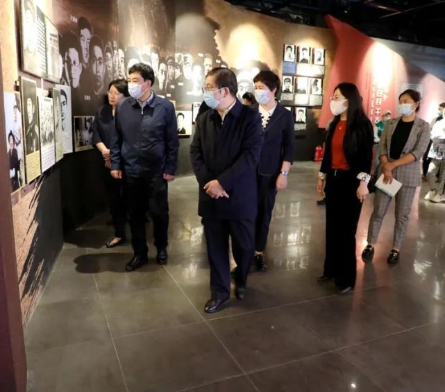 在呼倫貝爾東北抗聯紀念館,王傑紀念館,王傑廣場,王曉平認真聽取講解