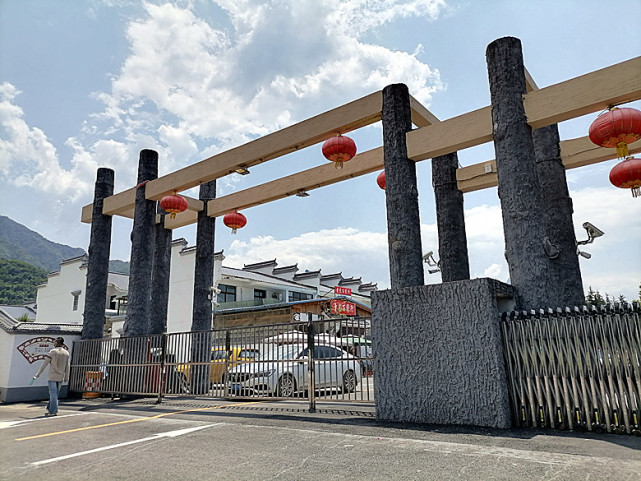 李家岩村是西安高新区草堂街道高冠村(行政村)的中心村,整村呈现"白墙