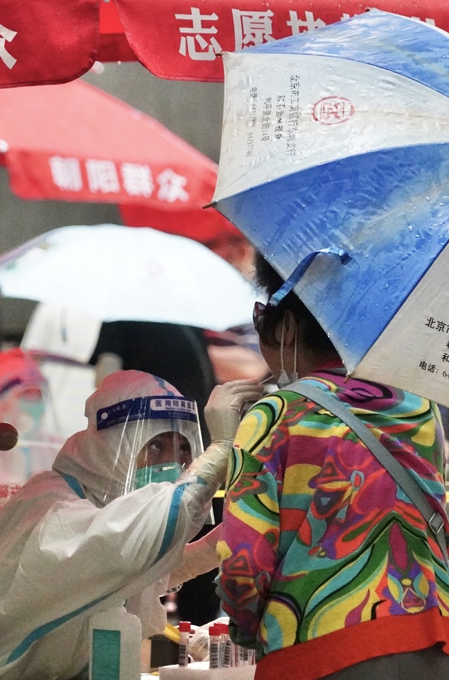 直击｜雷雨大风光顾京城，核酸点有他们在雨中的坚守！冬瓜豆腐蛏子汤
