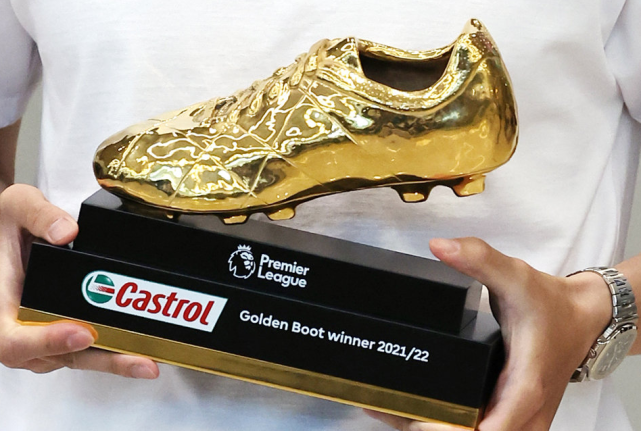 孙兴慜手捧英超金靴回到韩国,数千球迷接机,频繁鞠躬展示金靴