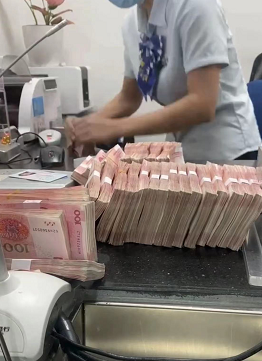 罗女士在银行取出现金揣进别人兜里的钱想要再拿出来可就没这么容易了