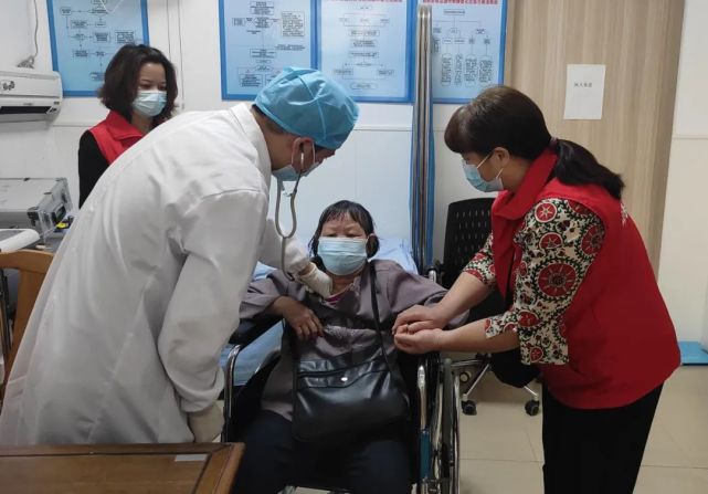 陪护就诊代取药他们为2736位老人提供助医服务