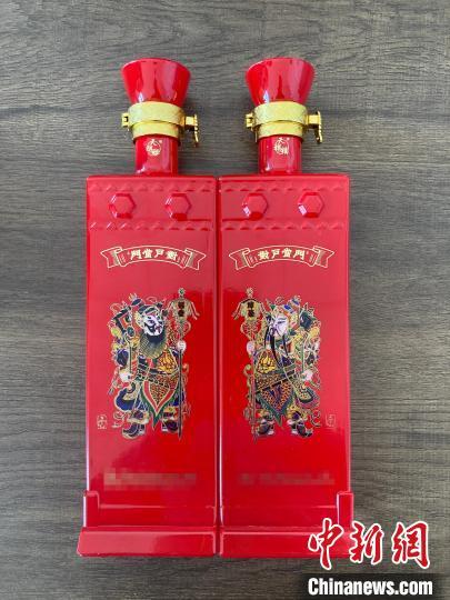 河北武强一画家创作民俗系列年画白酒艺术品门当户对