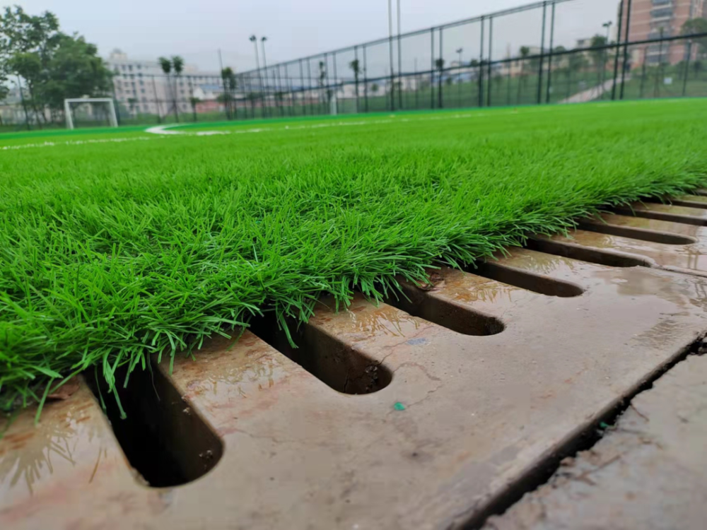 城区足球场为何有两张面孔文明创建红黑榜