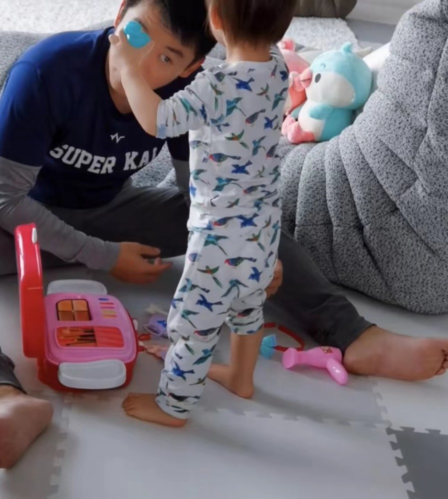 郑恺回家很能干,给女儿剪发带老婆健身,苗苗已出现宫缩反应_腾讯新闻