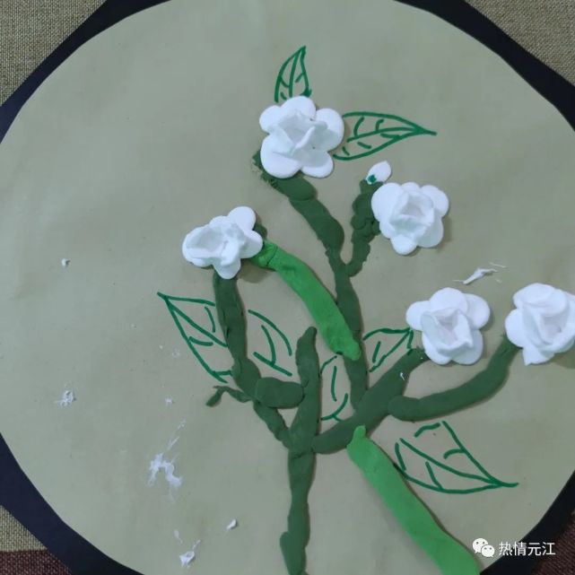 绘画,泥工等多种形式把茉莉花与美术手工活动结合幼儿们将采摘的茉莉