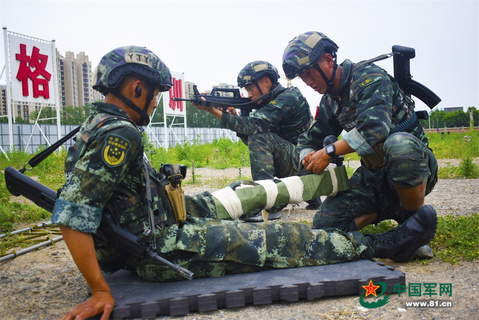 利刃出鞘！直击特战队员单兵综合演练现场新编大学英语3课文翻译