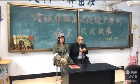 刘玉琢在依兰县第二小学讲故事现场刺 绣郭晓红中国民间文艺家协会