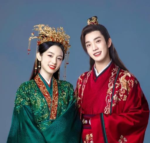 单从颜值来看,周也和侯明昊的白色婚服造型不能说